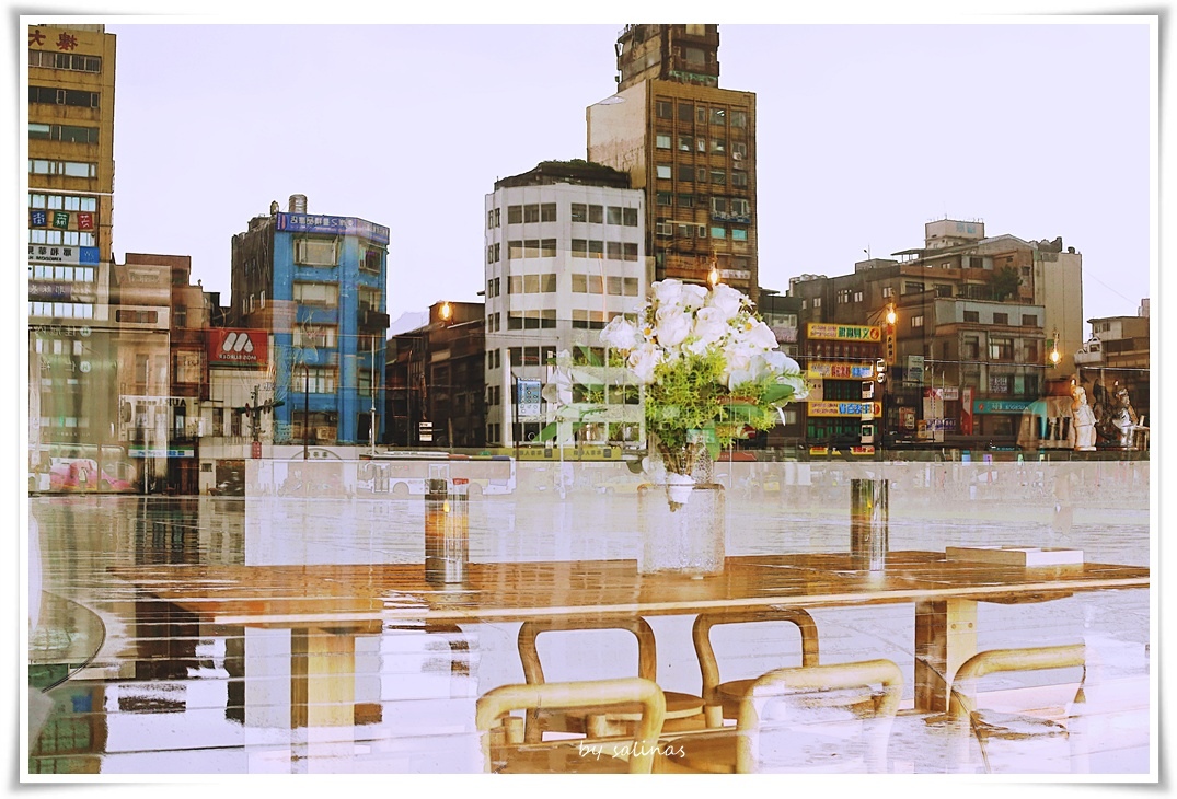 岸部眞明-雨降る窓辺で